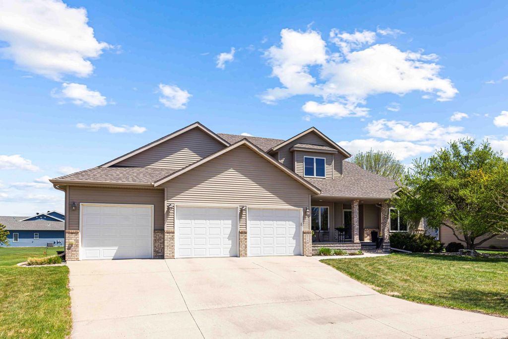 854 32nd Street S, Moorhead, MN 56560