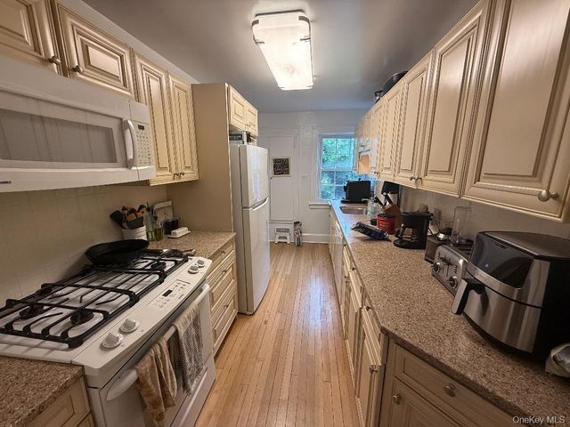 460 Carol Place, Pelham, NY 10803
