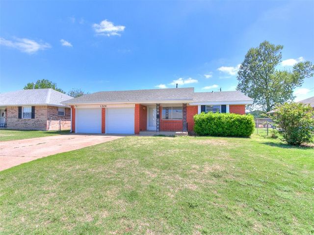1304 Kings Court Circle, Moore, OK 73160