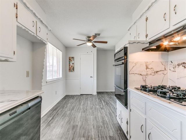 1304 Kings Court Circle, Moore, OK 73160