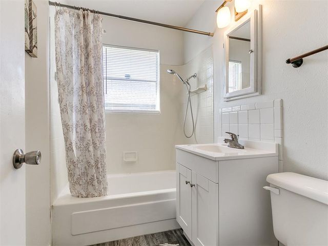 1304 Kings Court Circle, Moore, OK 73160