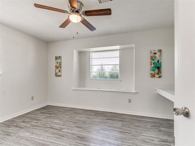 1304 Kings Court Circle, Moore, OK 73160