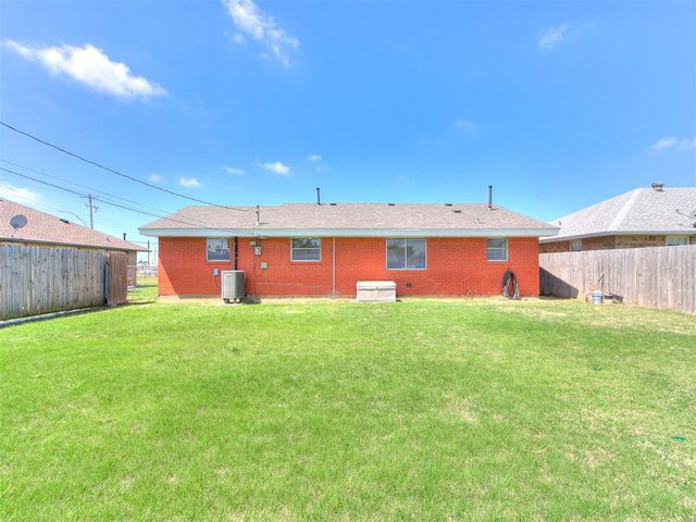 1304 Kings Court Circle, Moore, OK 73160