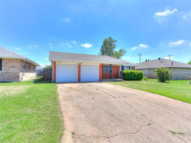 1304 Kings Court Circle, Moore, OK 73160