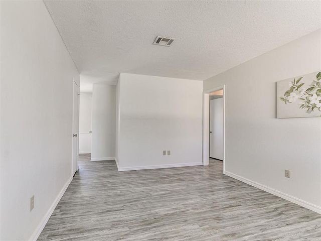 1304 Kings Court Circle, Moore, OK 73160