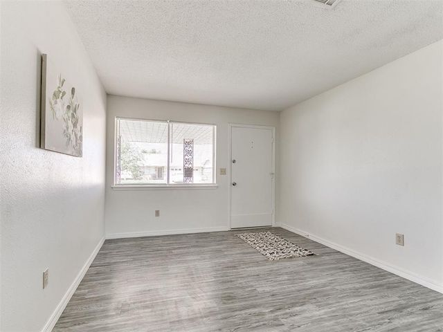 1304 Kings Court Circle, Moore, OK 73160