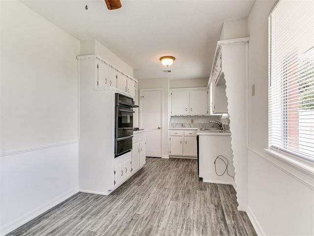 1304 Kings Court Circle, Moore, OK 73160