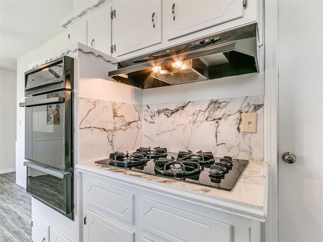 1304 Kings Court Circle, Moore, OK 73160