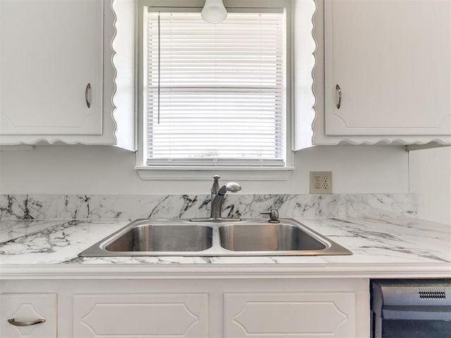 1304 Kings Court Circle, Moore, OK 73160