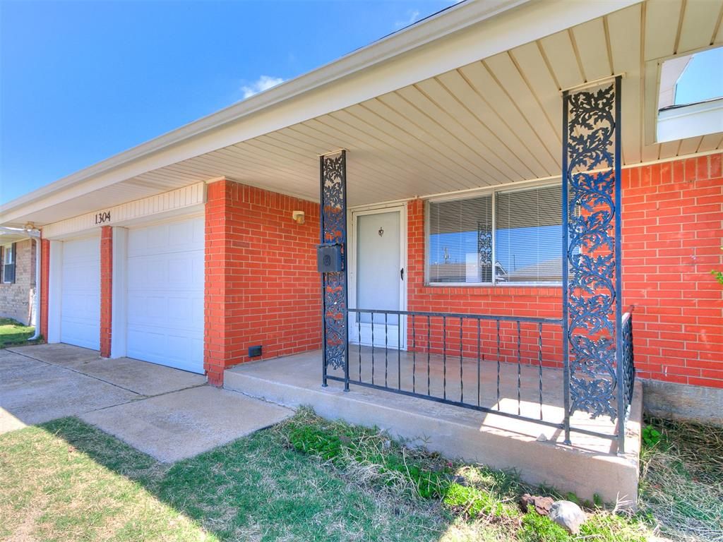 1304 Kings Court Circle, Moore, OK 73160