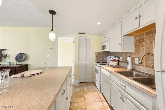 272 Palm DR 52, Naples, FL 34112