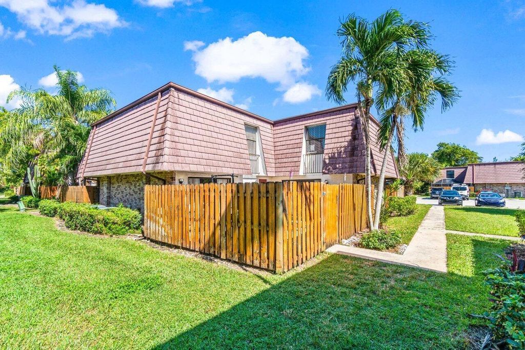 7529 E Courtyard Run E, Boca Raton, FL 33433