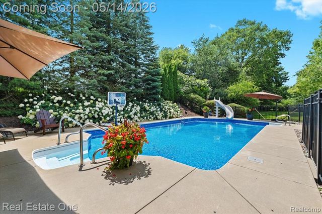 11163 Sand Crane Way, South Lyon, MI 48178