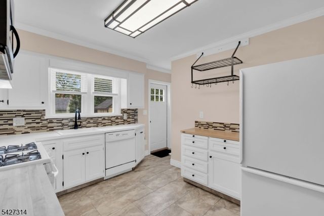 58 Locust Dr, Kenilworth Boro, NJ 07033