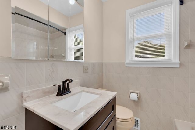 58 Locust Dr, Kenilworth Boro, NJ 07033