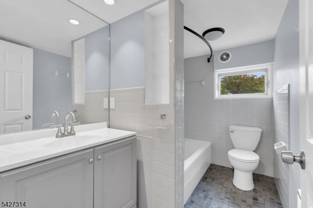 58 Locust Dr, Kenilworth Boro, NJ 07033