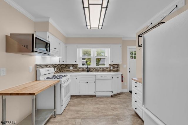 58 Locust Dr, Kenilworth Boro, NJ 07033