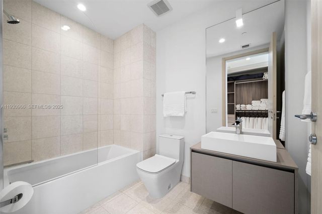 1000 Brickell Plz PH5904, Miami, FL 33131