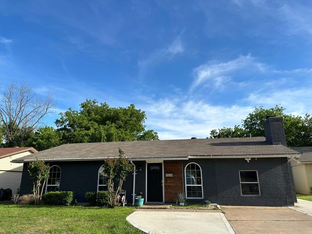 1013 Las Flores Court, Grand Prairie, TX 75052