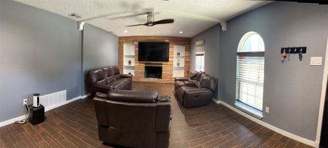 1013 Las Flores Court, Grand Prairie, TX 75052