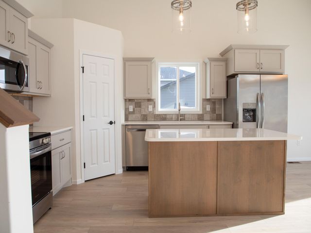 1466 66th Avenue S, Fargo, ND 58104