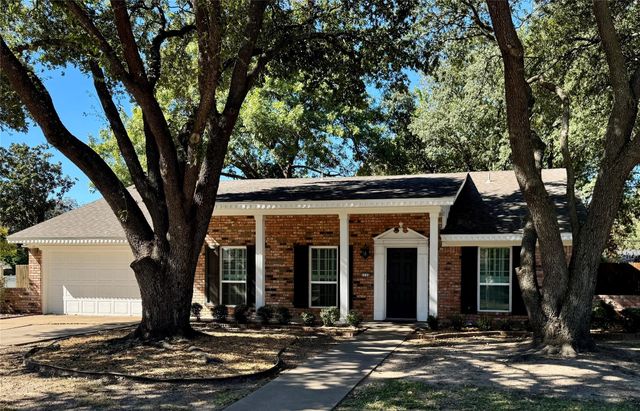 1116 Willowcreek Road, Cleburne, TX 76033