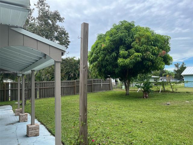 262 NE Floresta Dr, Port St. Lucie, FL 34983