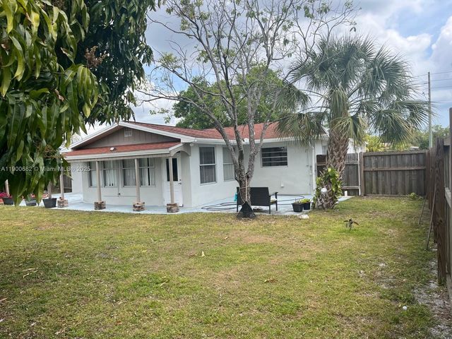 262 NE Floresta Dr, Port St. Lucie, FL 34983