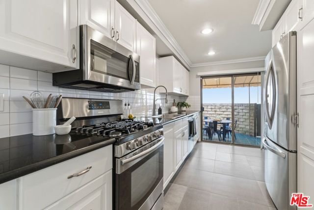 5243 Yarmouth Avenue 31, Encino (los Angeles), CA 91316