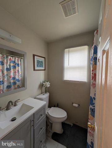 60 FARMHOUSE RD, Sicklerville, NJ 08081