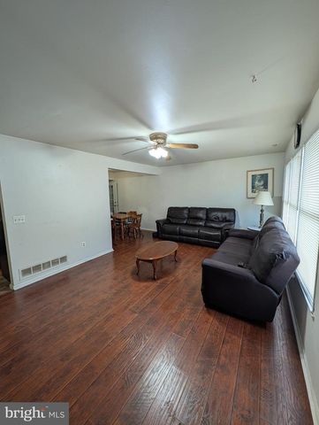 60 FARMHOUSE RD, Sicklerville, NJ 08081