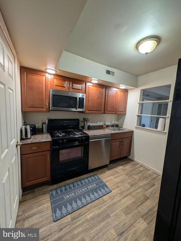 60 FARMHOUSE RD, Sicklerville, NJ 08081