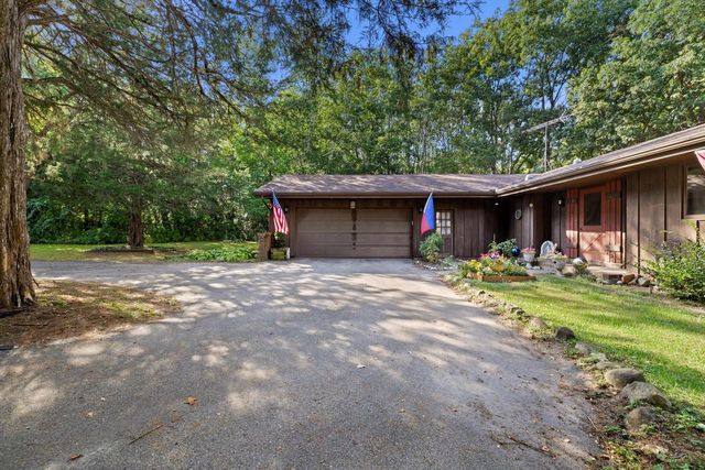 N9162 Woodridge COURT, East Troy, WI 53120