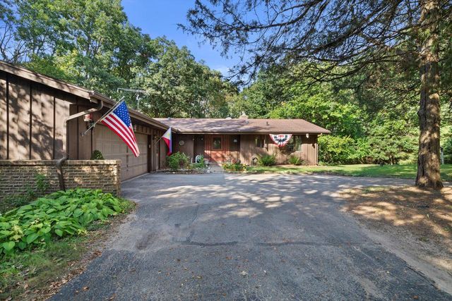 N9162 Woodridge COURT, East Troy, WI 53120