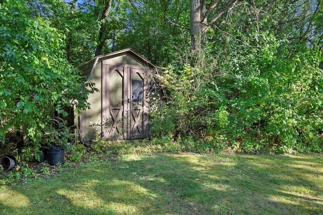 N9162 Woodridge COURT, East Troy, WI 53120