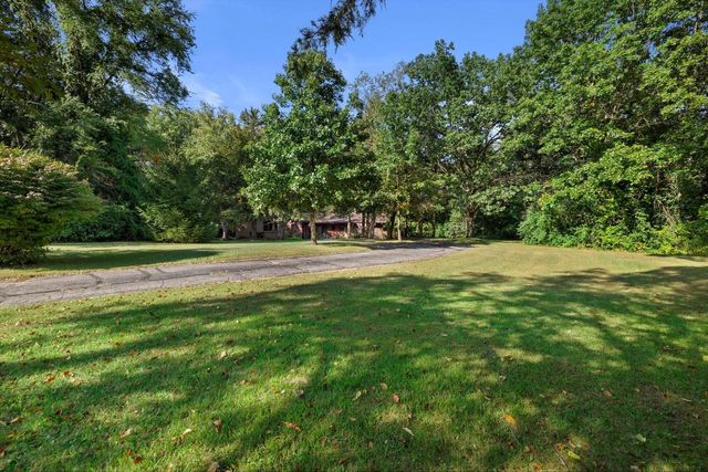 N9162 Woodridge COURT, East Troy, WI 53120