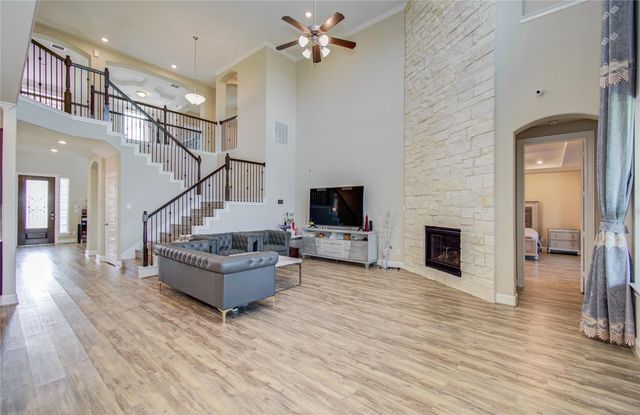 66 Zenith Lane, Sugar Land, TX 77498