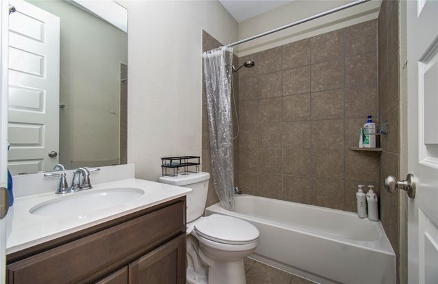 66 Zenith Lane, Sugar Land, TX 77498