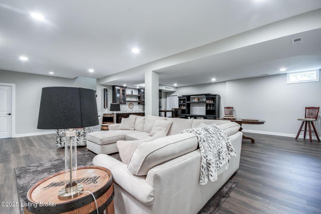 15808 Barkley Lake Ct, Louisville, KY 40245