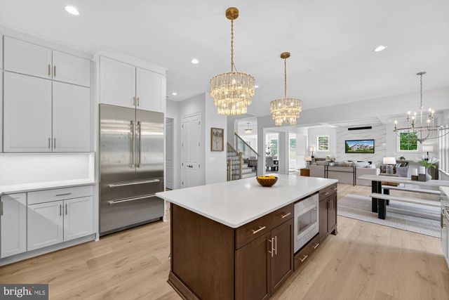 8904 HIGDON DR, Vienna, VA 22182