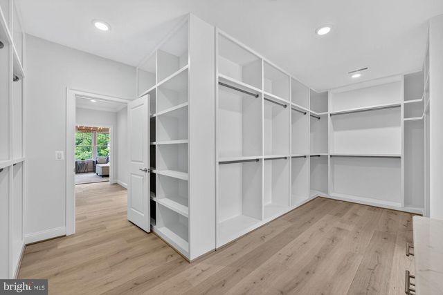 8904 HIGDON DR, Vienna, VA 22182