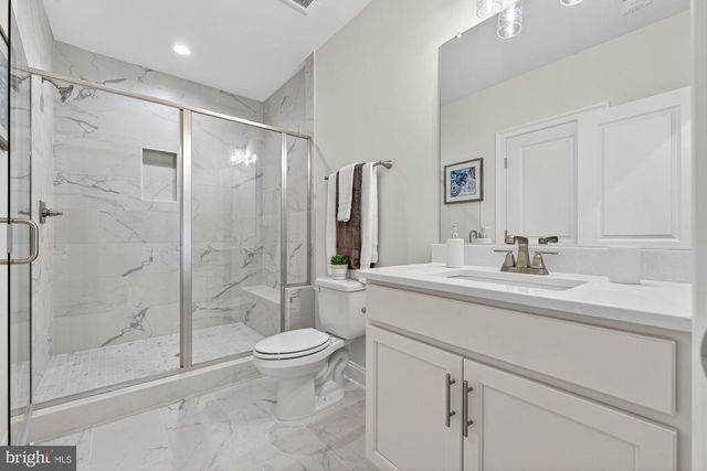 8904 HIGDON DR, Vienna, VA 22182
