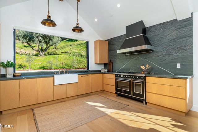 2950 Oak Glen Road, Glendale, CA 91208