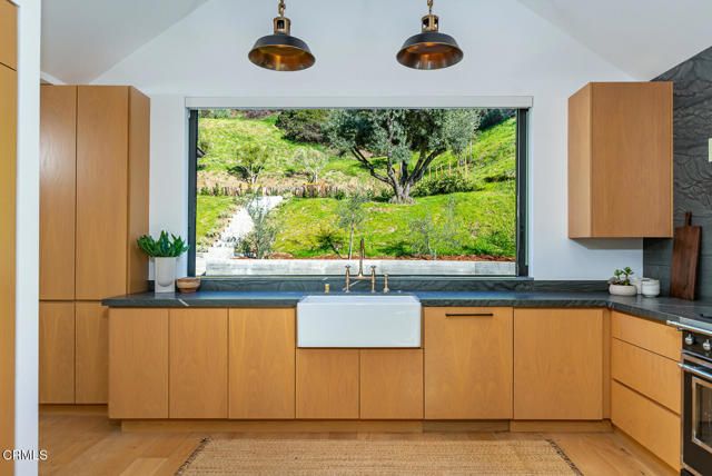 2950 Oak Glen Road, Glendale, CA 91208