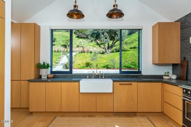 2950 Oak Glen Road, Glendale, CA 91208