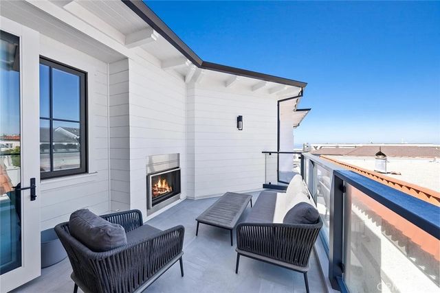 309 Crest Drive, Manhattan Beach, CA 90266
