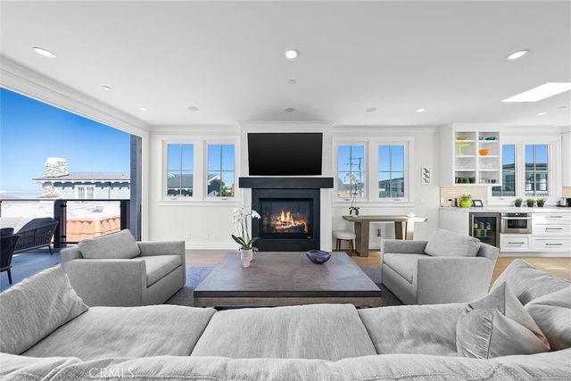 309 Crest Drive, Manhattan Beach, CA 90266