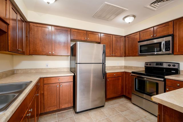 655 S Riverside Dr Apt 606A, Memphis, TN 38103