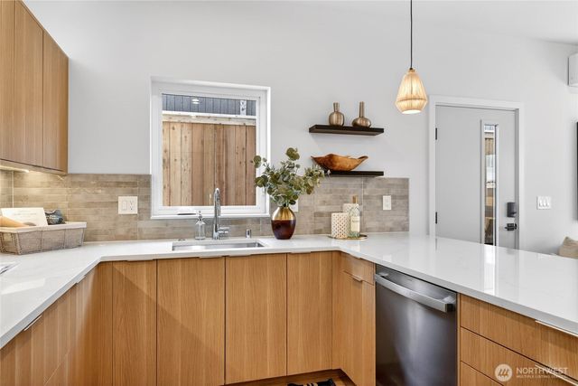 4140 44th Avenue SW, Seattle, WA 98075