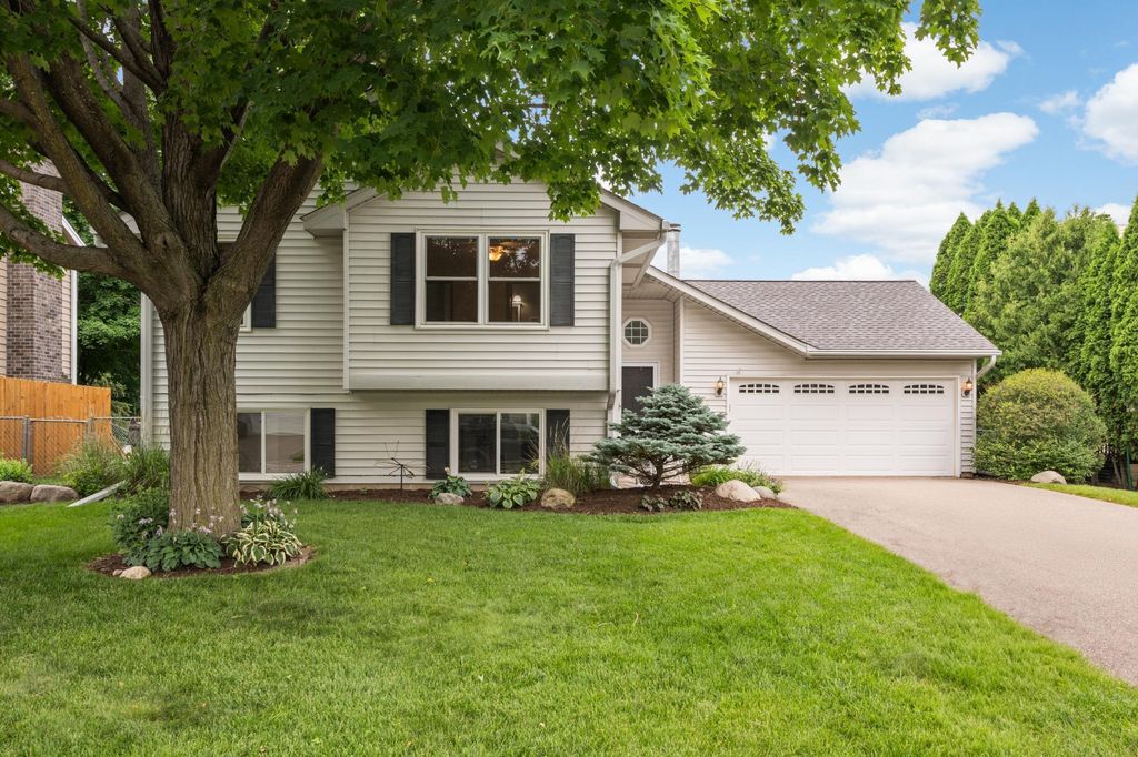 8100 Hidden Court, Chanhassen, MN 55317